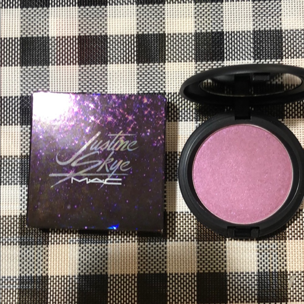 MAC JUSTINE SKYE IRIDESCENT POWDER